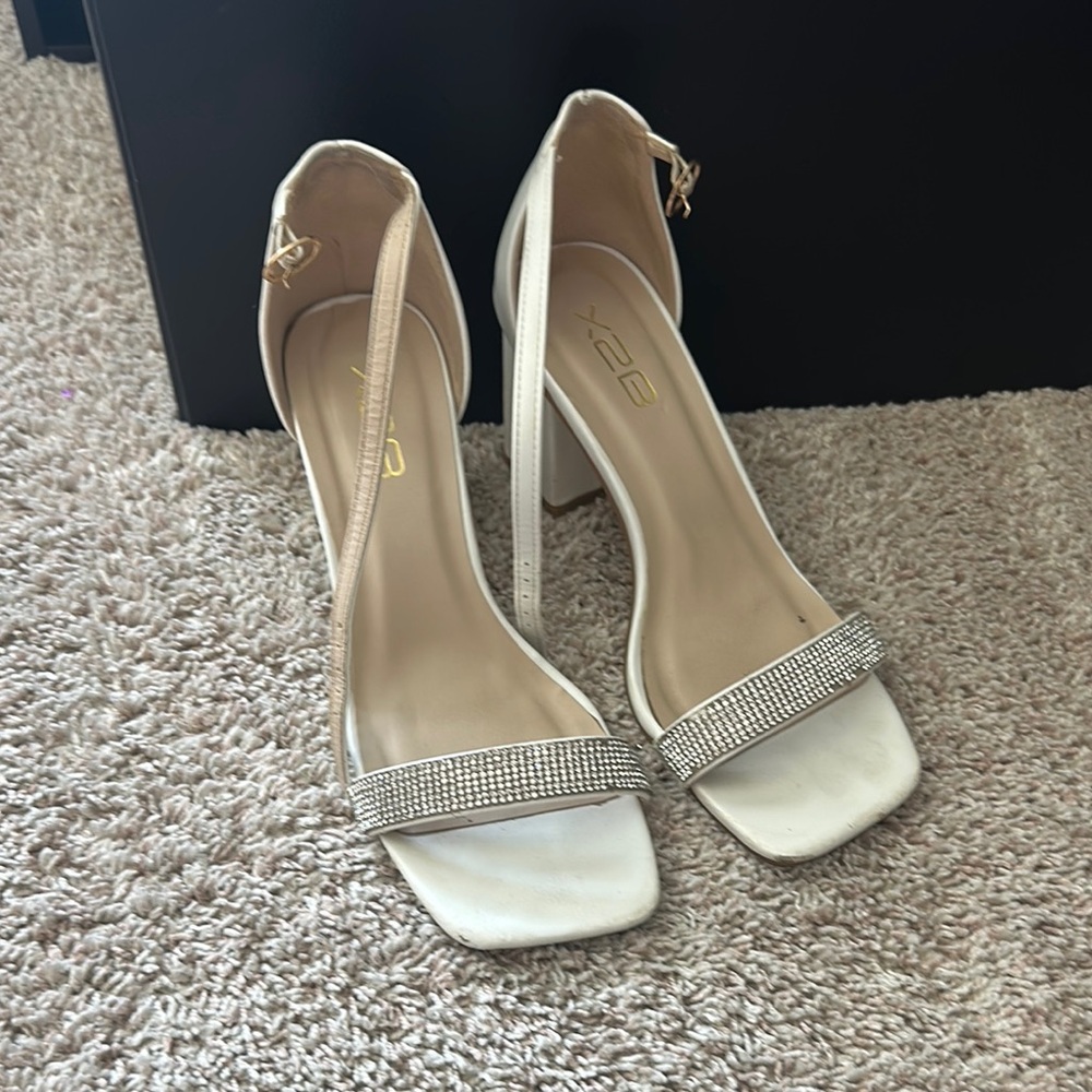 Flat toed heels